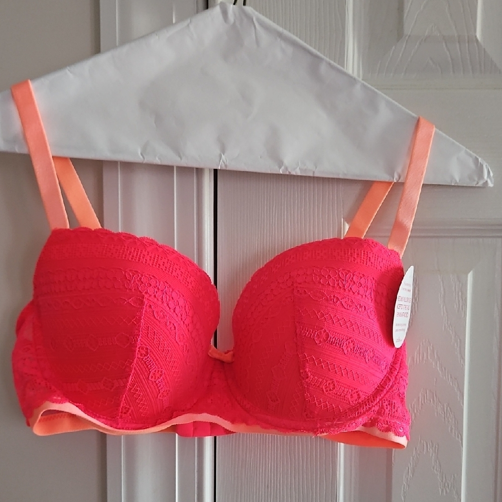 Lace Push-Up Bra in Vibrant Pink/ underwire at bottom of cups